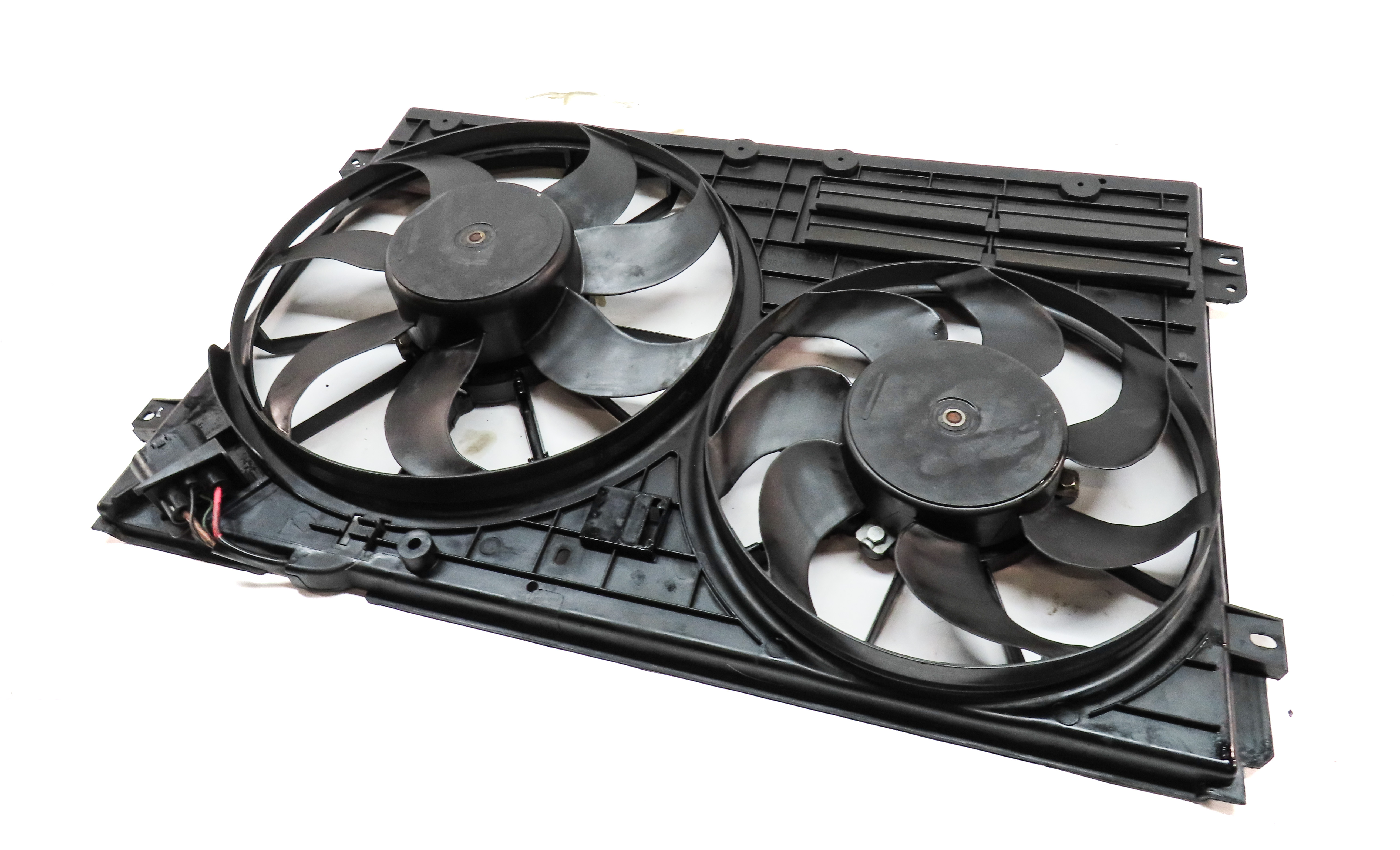 06-15 AUDI A3 TT 8P 8J 08 PASSAT 2.0L RADIATOR COOLING FAN SHROUD MOTOR ASSEMBLY — exact item pictured